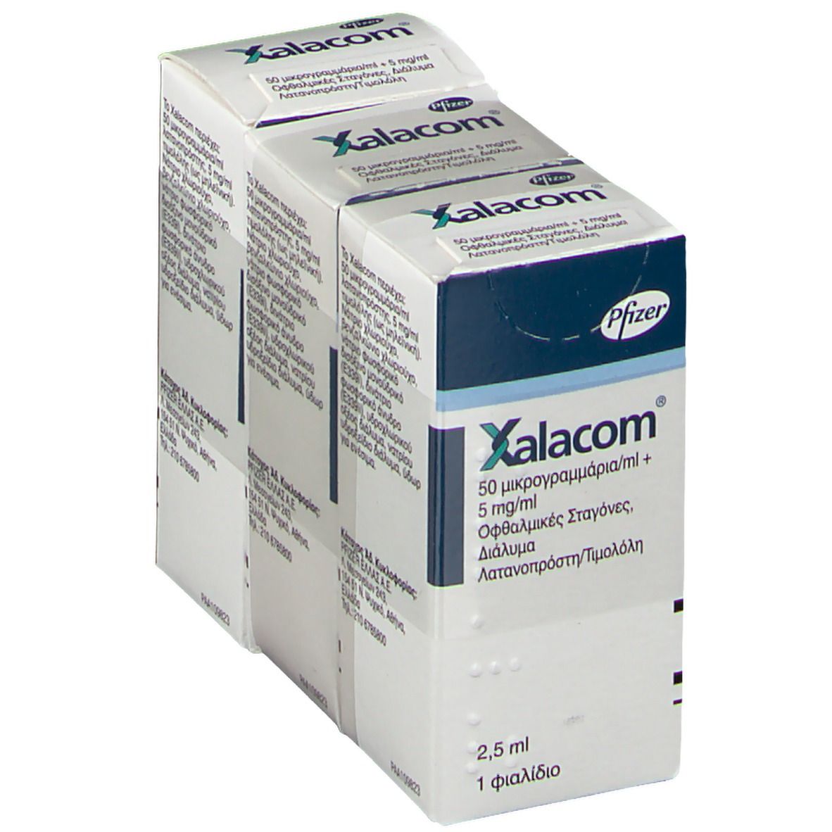 Drei Schachteln Xalacom Augentropfen. Weiße Verpackung mit blauer Schrift. Enthält 2,5 ml.