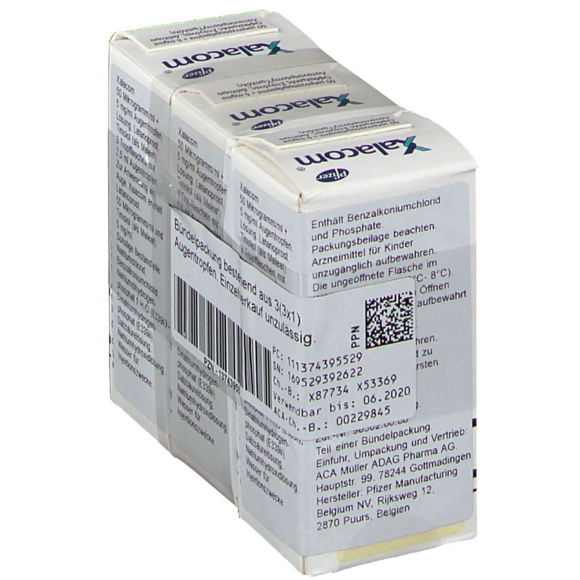 Verpackung von Xalacom Augentropfen. Drei Schachteln zusammengefasst. Mit Informationen und QR-Code.