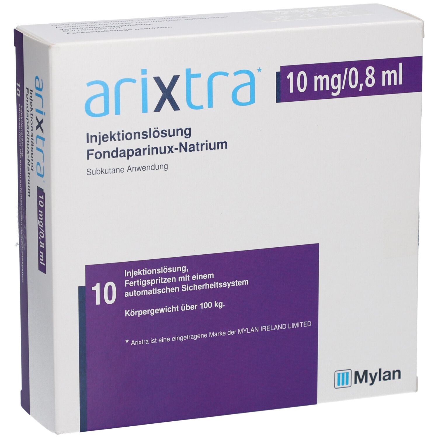 Arixtra-Verpackung, schräg. Weißer Karton mit blauer und violetter Schrift. Aufschrift: 10 mg/0,8 ml. Enthält 10 Injektionslösungen.