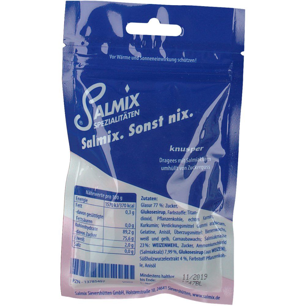 Rückseite der Verpackung von SALMIX Salmiakdragees Knusper. Blaue Schrift auf weißem Hintergrund. Text: SALMIX, Spezialitäten, Salmiak. Sonst nix.