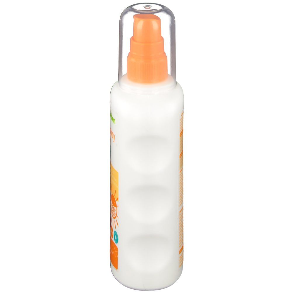 Weißes Sonnenspray mit orangefarbenem Sprühkopf und transparentem Deckel. Seitliche Ansicht mit Vertiefungen für den Griff.