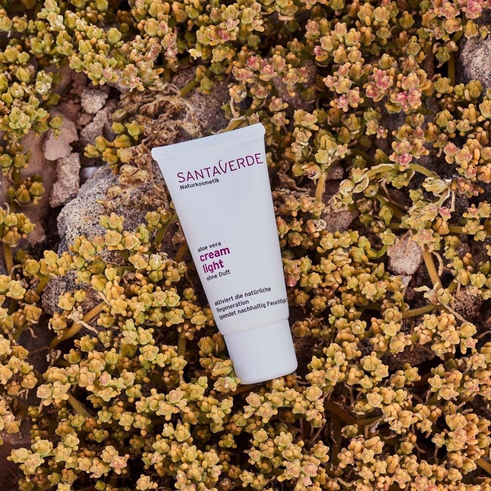 Tube SANTAVERDE Creme light ohne Duft auf Pflanzen. Text: aloe vera, cream light, ohne Duft.