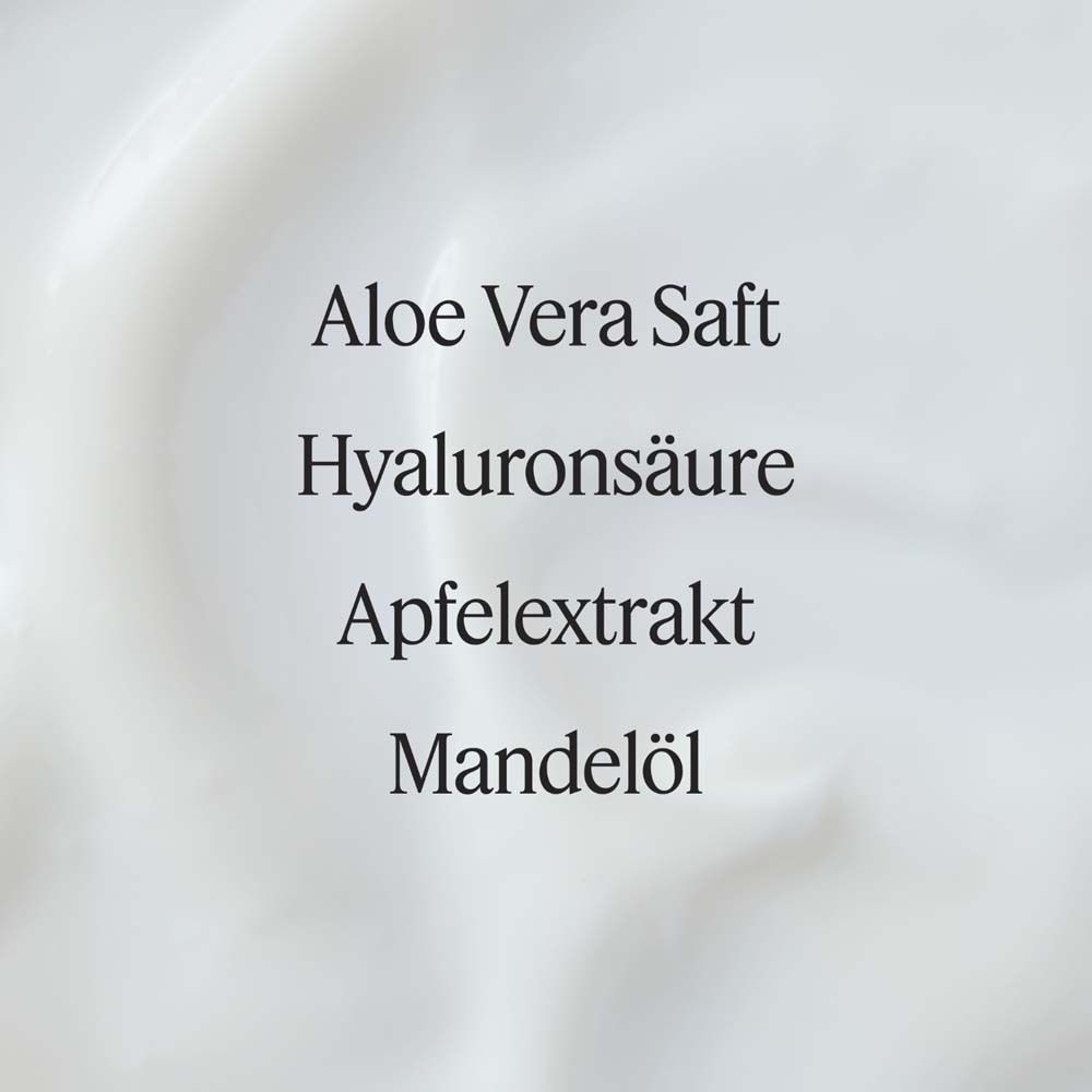 Nahaufnahme Creme. Text: Aloe Vera Saft, Hyaluronsäure, Apfelextrakt, Mandelöl.