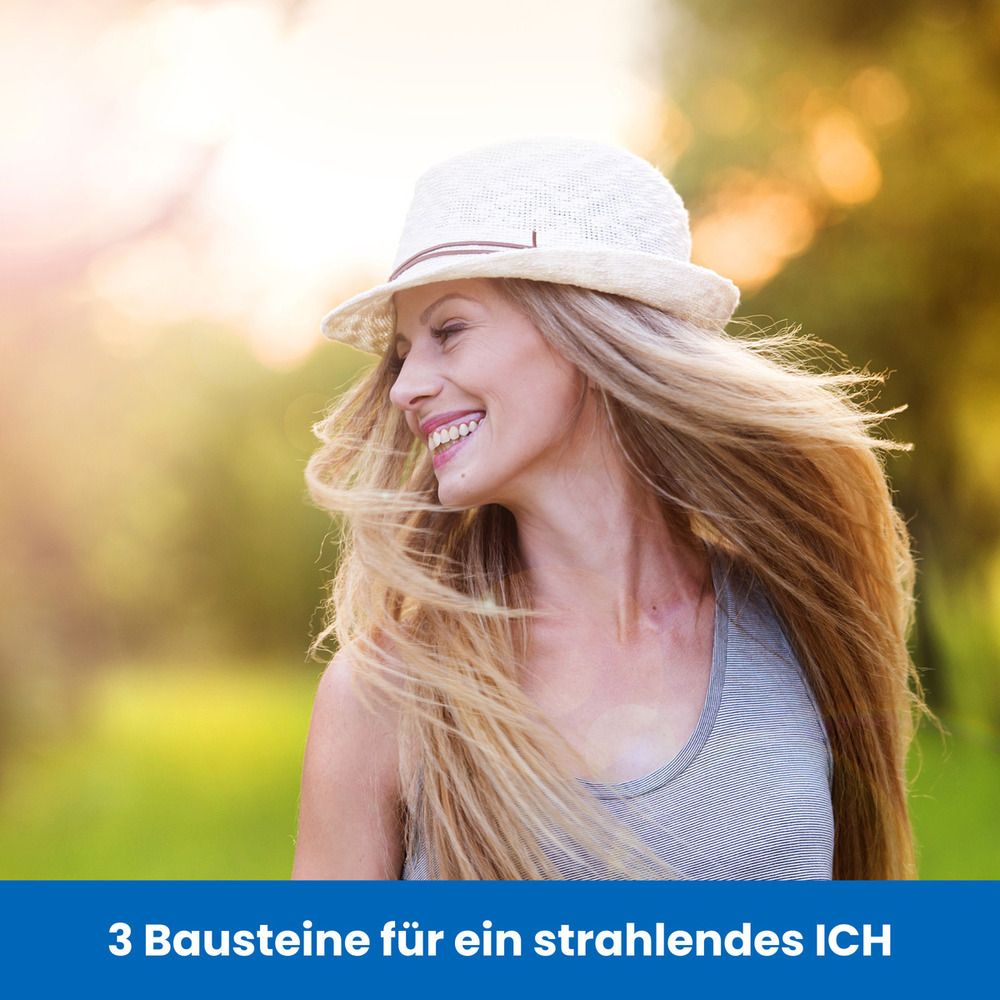 Junge Frau mit Hut im Freien. Langes, blondes Haar. Hintergrund: verschwommene Natur, Sonnenlicht.