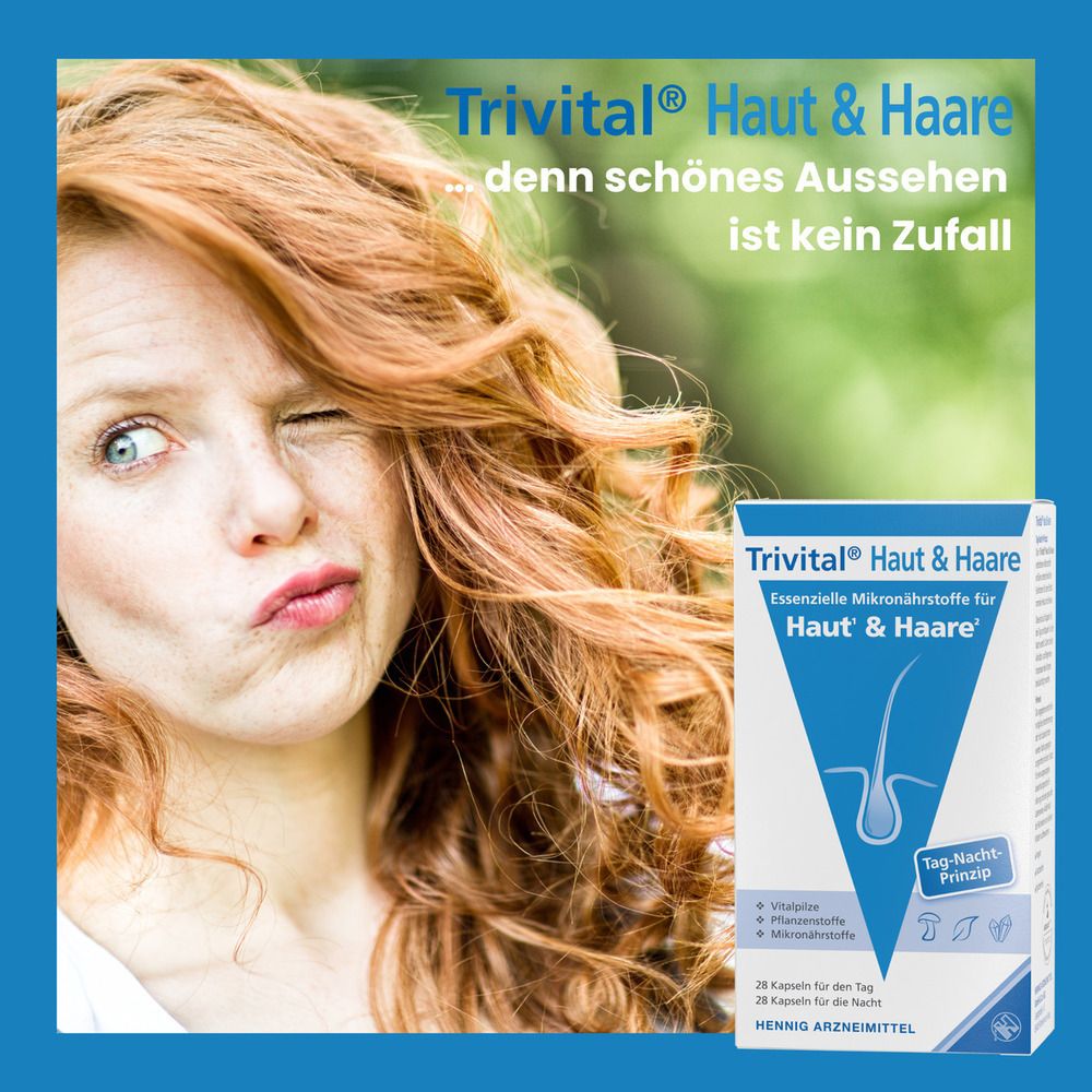 Frau mit roten Haaren, zwinkernd. Produktverpackung von Trivital® Haut & Haare im Hintergrund.