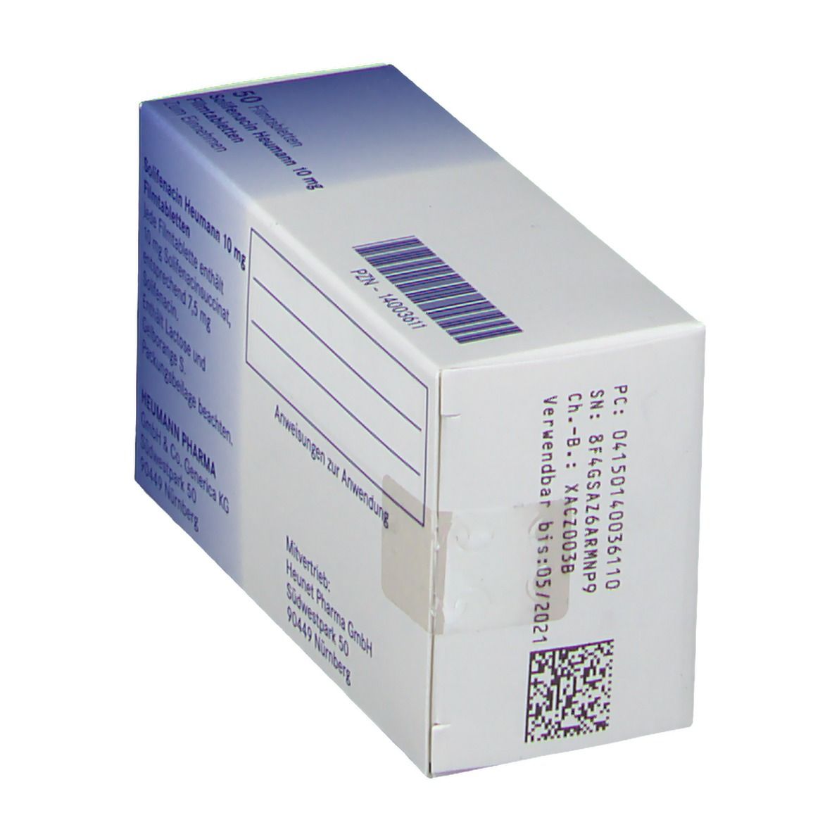 Seitenansicht der Solifenacin Heumann 10 mg Packung. Weiße Schachtel mit blauen Akzenten. Aufdruck: Produktinformationen, Chargennummer, Verfallsdatum.