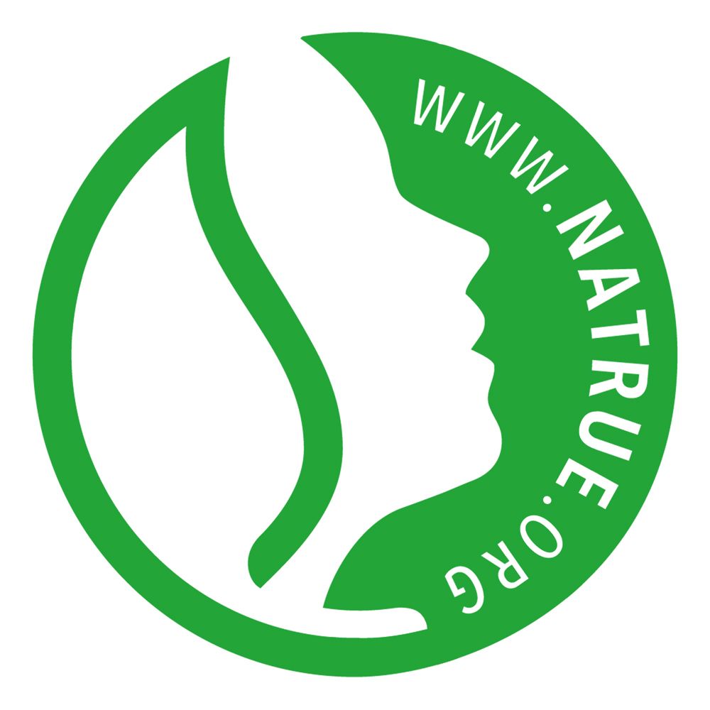 Grünes Natrue-Siegel. Text: www.natrue.org. Profil einer Frau.