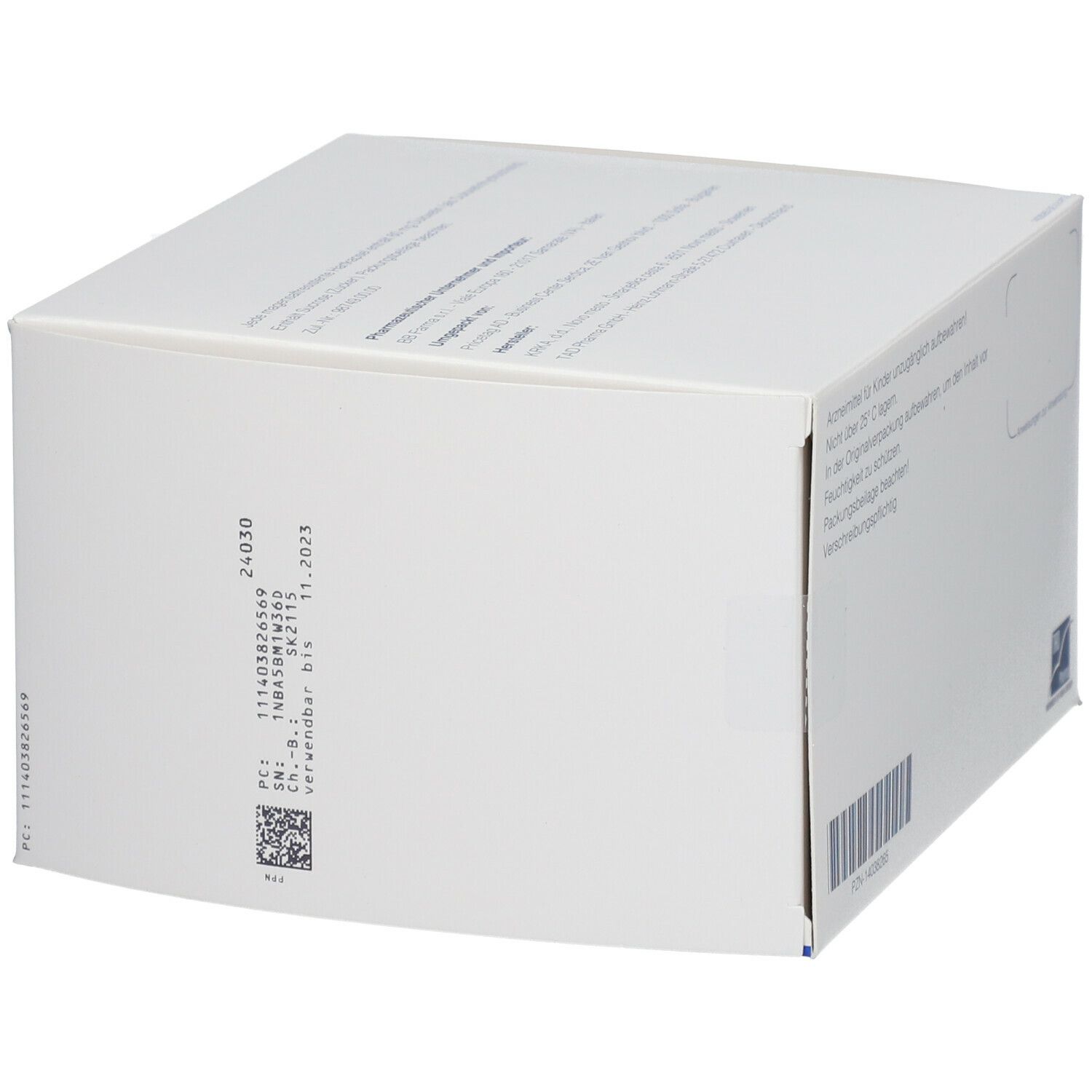 Schräge Ansicht des weißen Kartons. Barcode und Produktinformationen sind auf der Seite sichtbar.