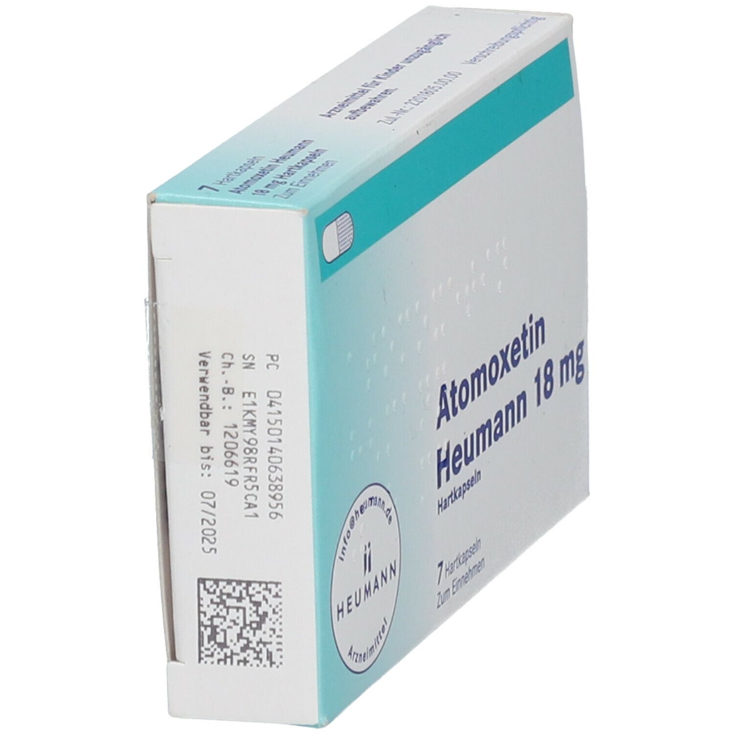 Schrägansicht der Atomoxetin Heumann 18 mg Packung. 7 Kapseln. Aufdruck: Verwendbar bis 07/2025. Heumann-Logo.