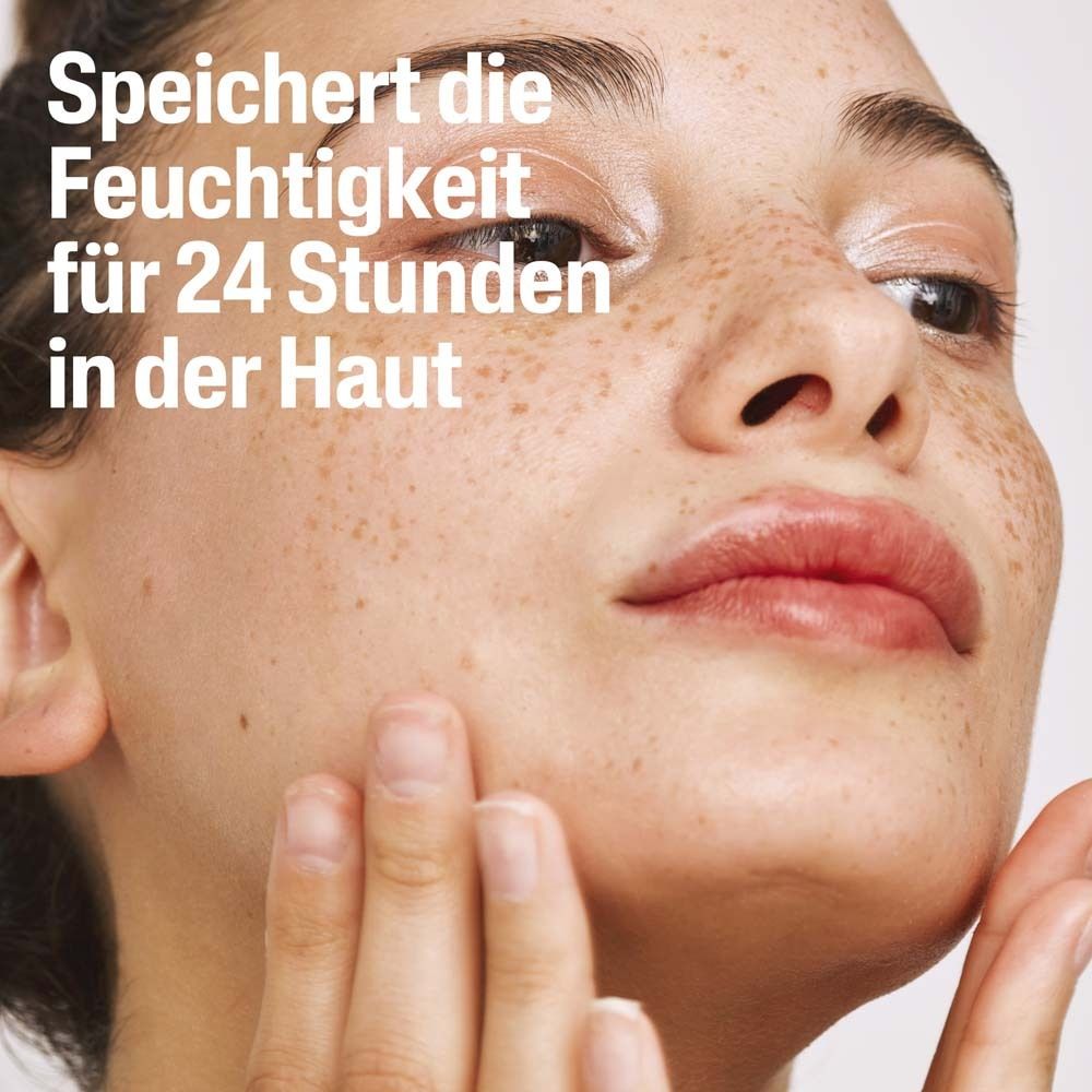 Frau trägt Creme auf. Text: Speichert die Feuchtigkeit für 24 Stunden in der Haut.