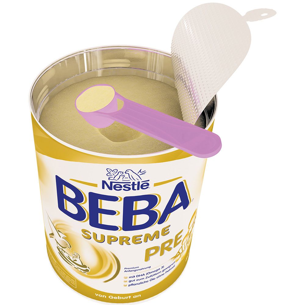 Geöffnete Dose Nestlé Beba Supreme Pre mit Messlöffel. Pulver und Löffel sichtbar.