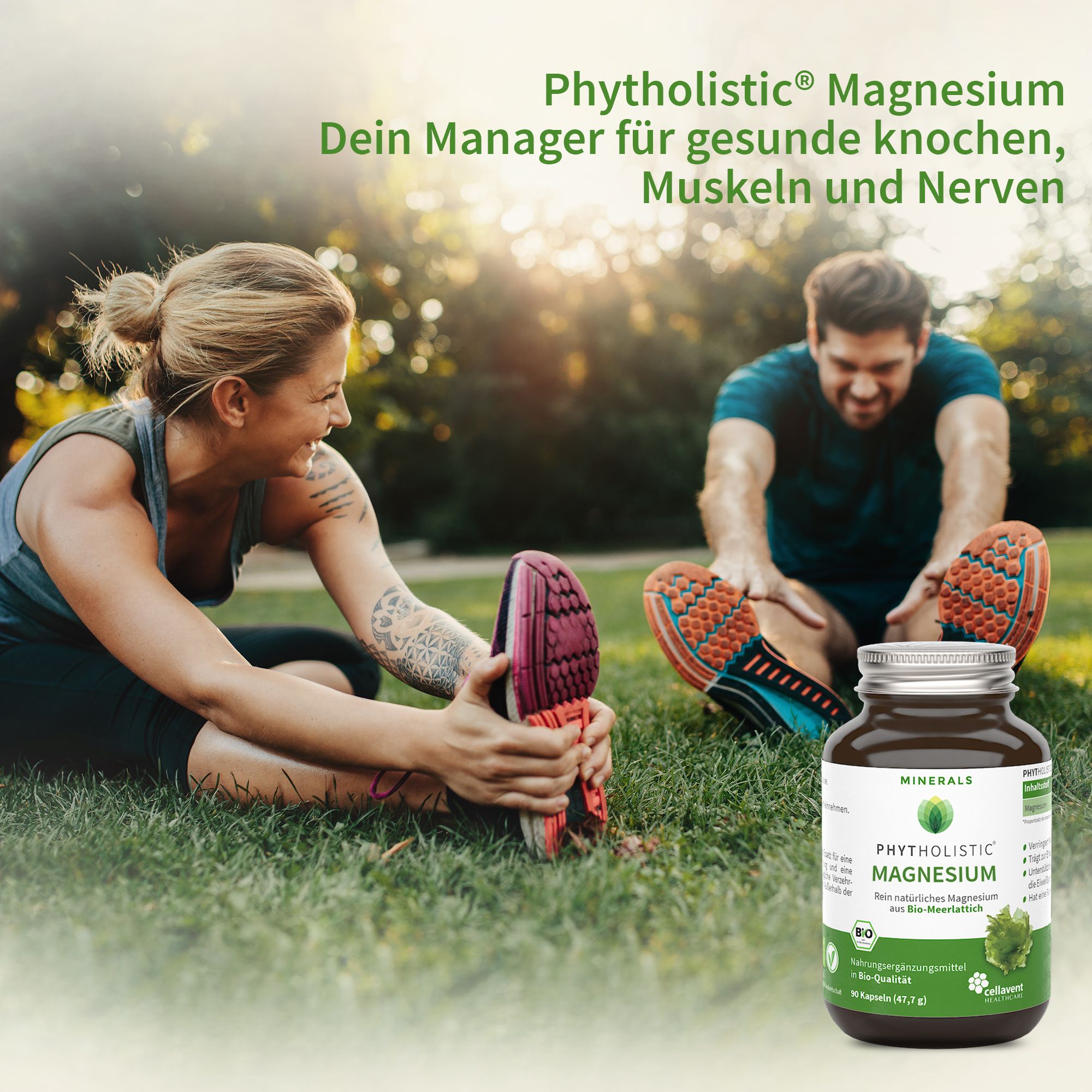 Zwei Personen beim Dehnen im Freien. Flasche mit Kapseln im Vordergrund. Text: Phytholistic Magnesium für gesunde Muskeln.