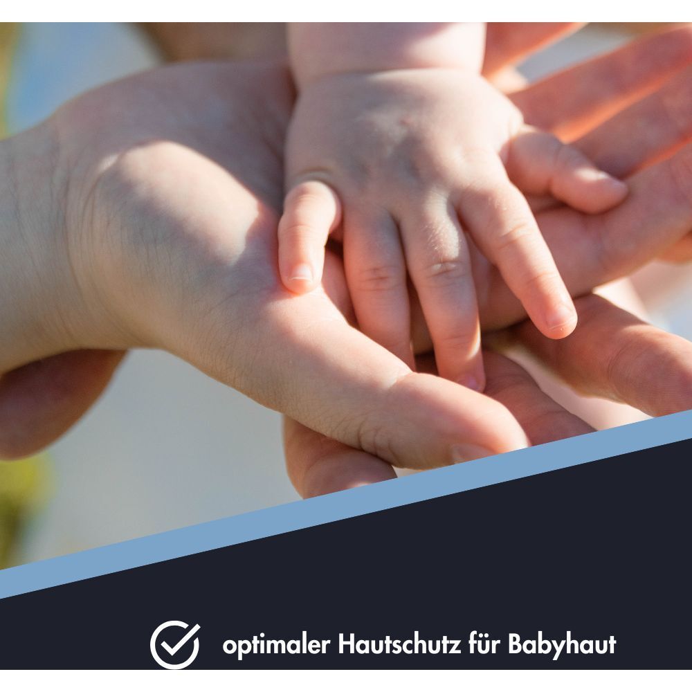 Hände eines Erwachsenen und eines Babys, die sich berühren. Optimaler Hautschutz für Babyhaut.
