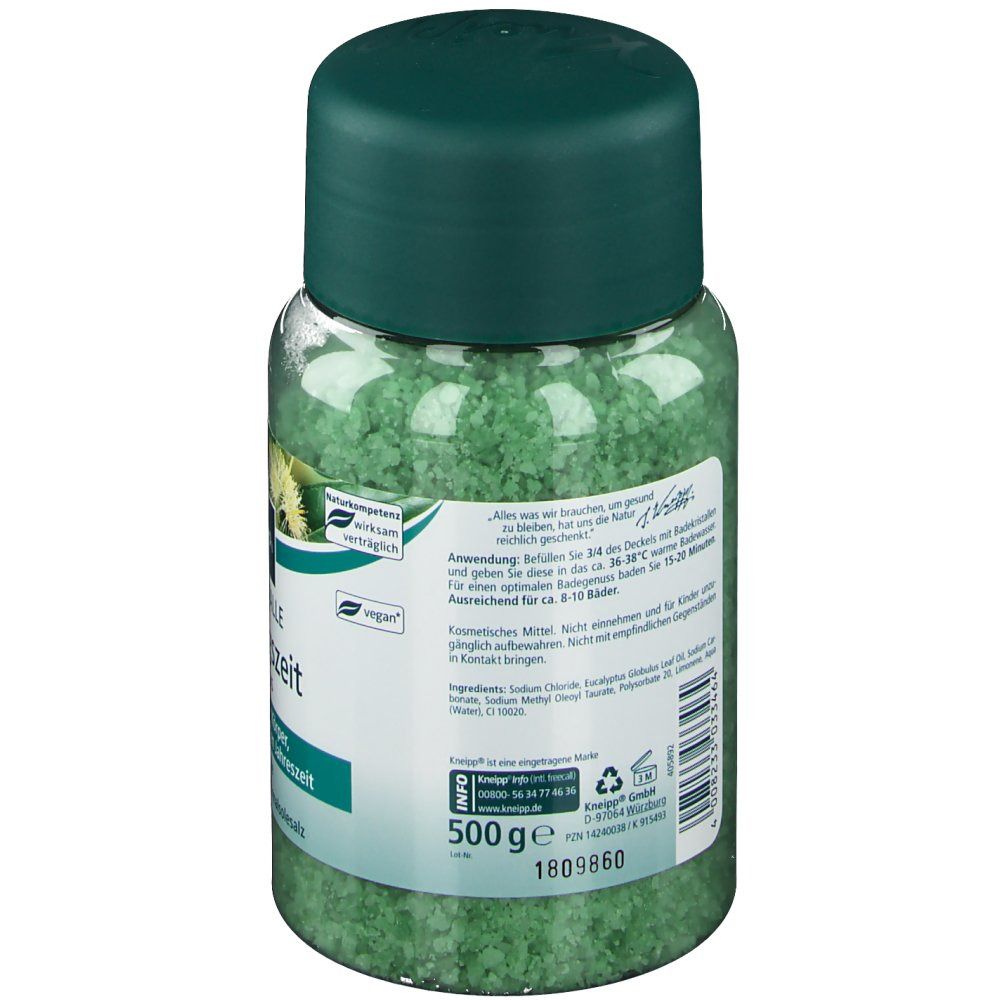 Grüne Badekristalle in einer transparenten Dose mit grünem Deckel. Aufschrift: 500g, vegan. Etikett mit Produktinformationen.