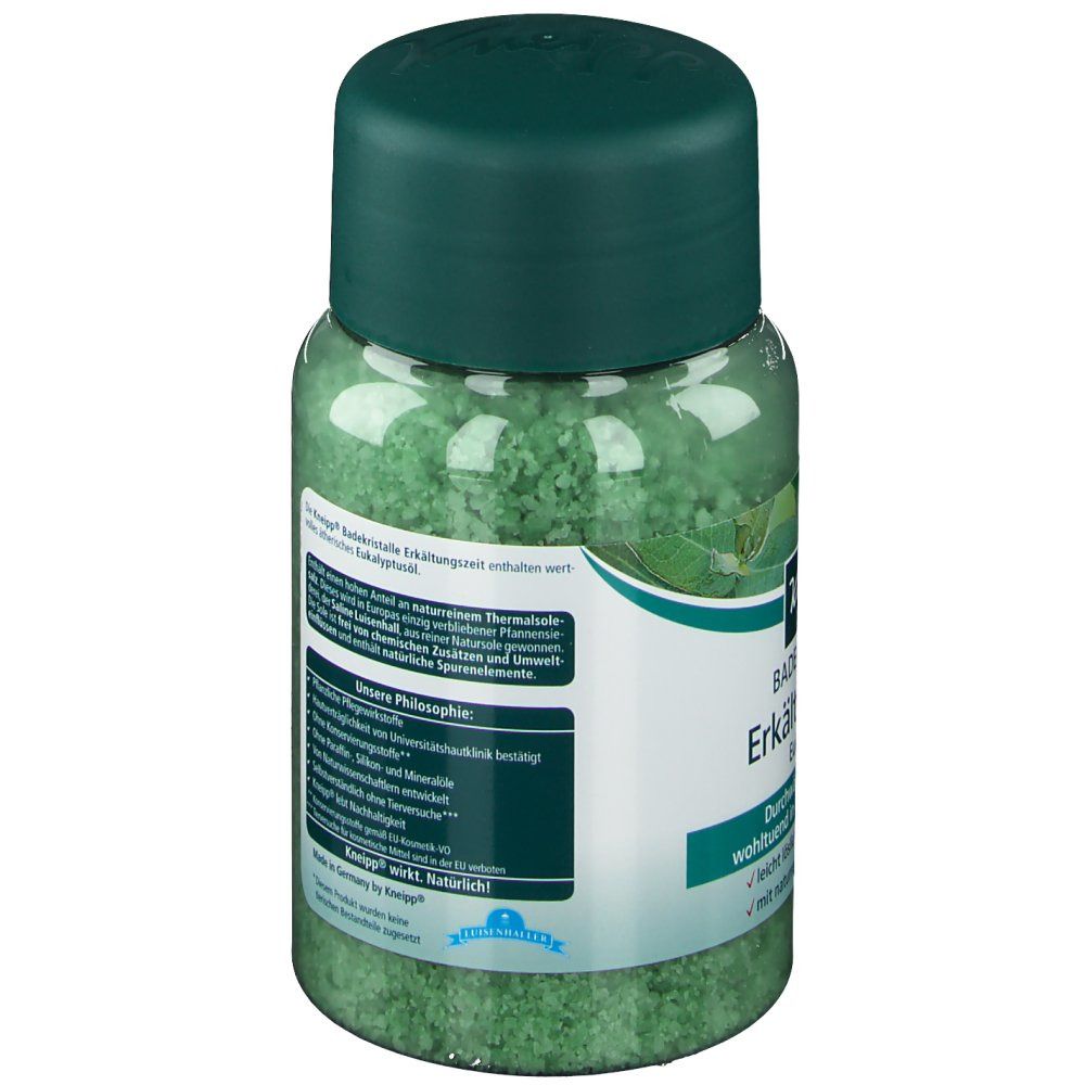 Transparente Dose mit grünen Badekristallen und grünem Deckel. Etikett mit Produktinformationen und Logo.