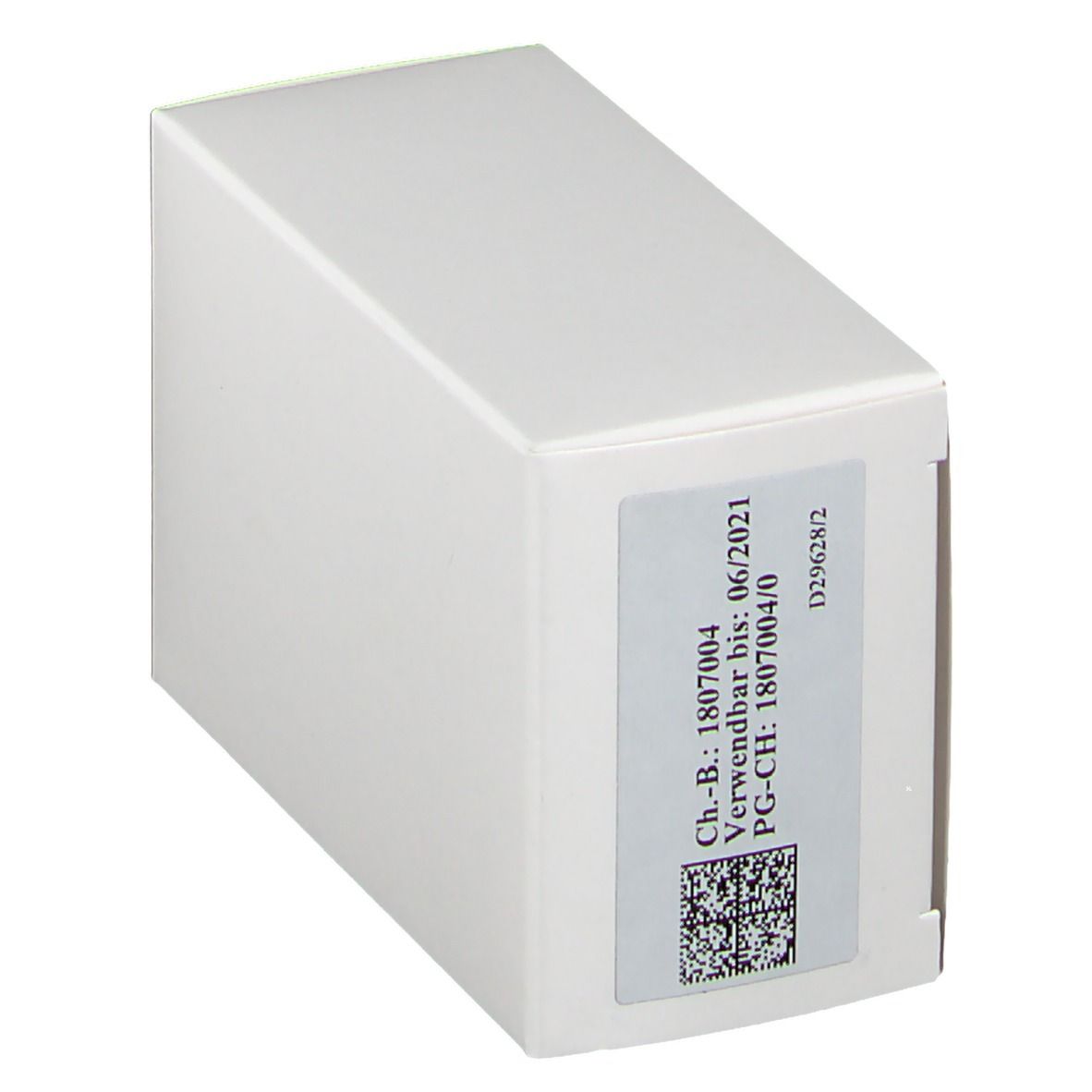 Weiße Schachtel mit Aufkleber. Aufkleber mit Informationen und Barcode. Perspektivische Ansicht.