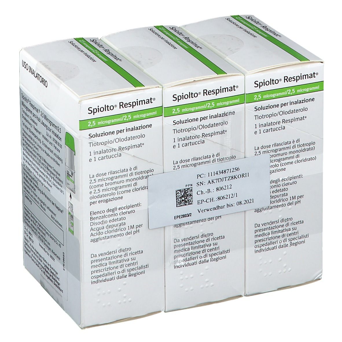Drei Packungen SPIOLTO Respimat 2,5 µg/2,5 µg. Einzelpackung mit Inhalator und Patrone. Text in Deutsch und Italienisch.