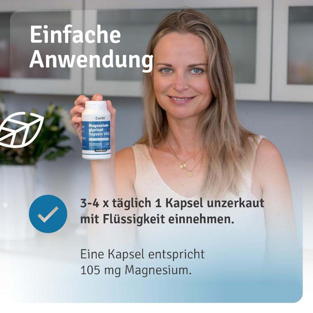 Frau hält Flasche. Text: Einfache Anwendung. 3-4 Kapseln unzerkaut mit Flüssigkeit einnehmen. 1 Kapsel entspricht 105 mg Magnesium.
