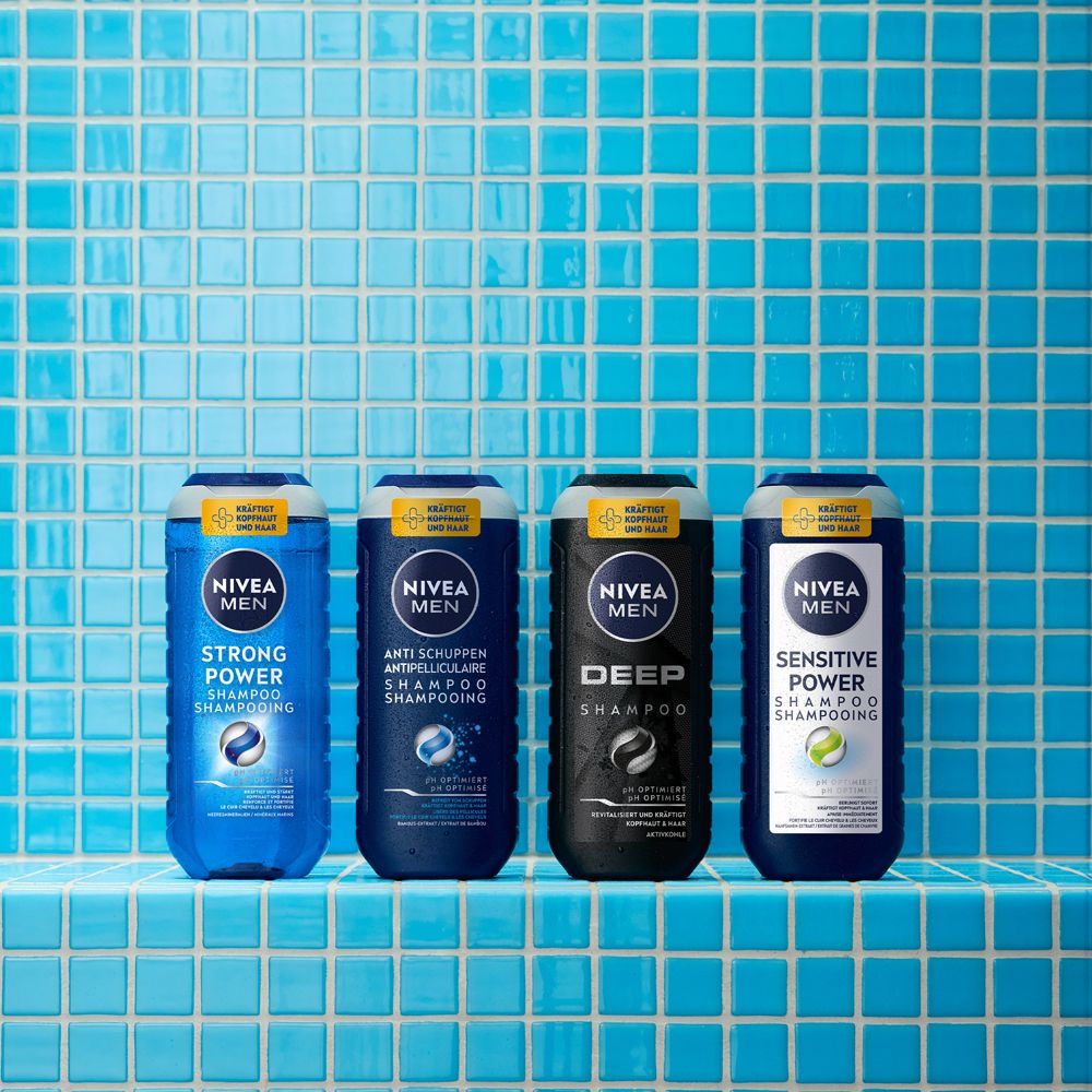 Vier NIVEA MEN Shampoos nebeneinander: STRONG POWER, ANTI SCHUPPEN, DEEP, SENSITIVE POWER.