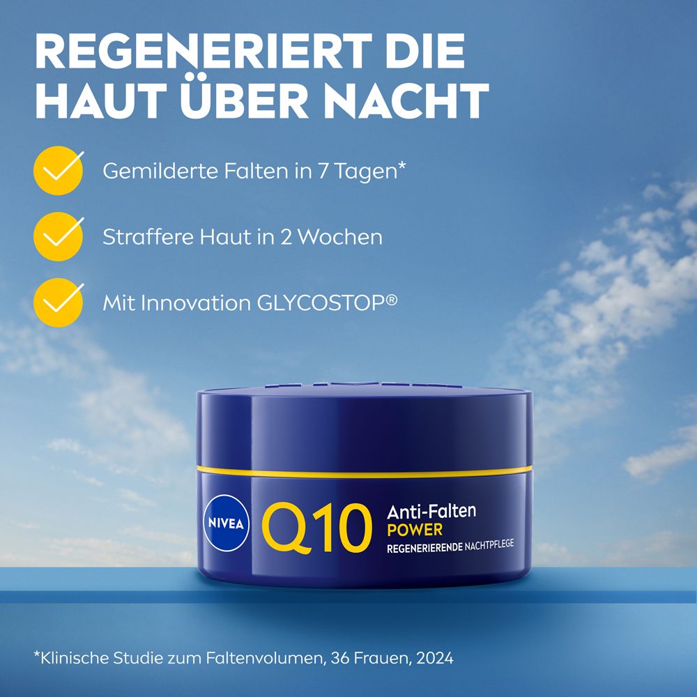 NIVEA Q10 Power Anti-Falten Nachtpflege im blauen Tiegel vor blauem Himmel.
