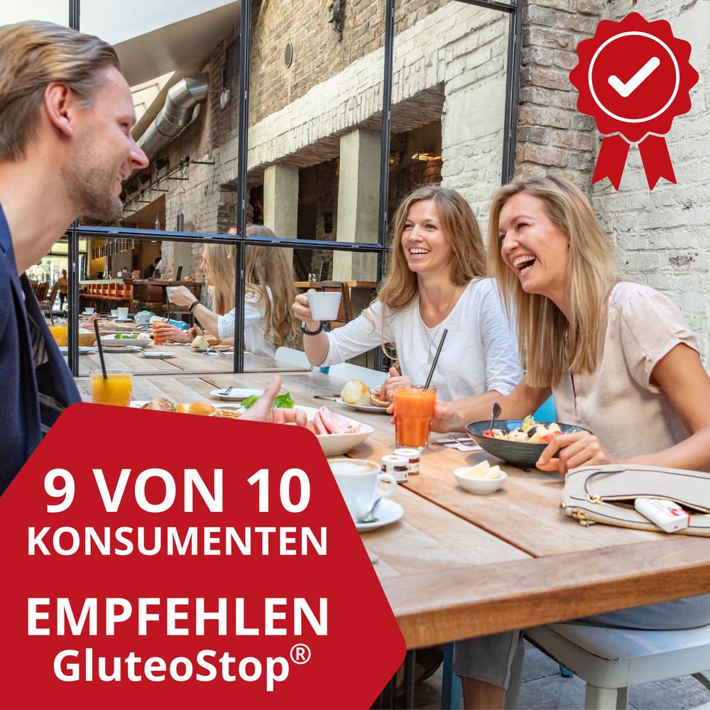 GluteoStop Spender liegt auf einem Tisch, während Menschen im Hintergrund essen.