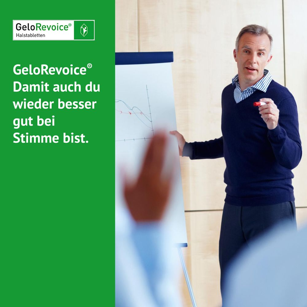 Mann hält Flipchart, GeloRevoice Halstabletten für bessere Stimmbänder.