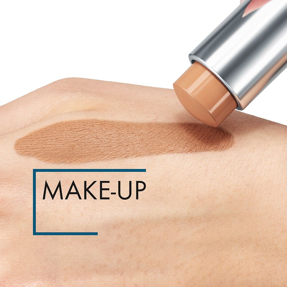 Make-up-Stift auf Hand aufgetragen. Farbton auf Haut aufgetragen. Text: MAKE-UP.