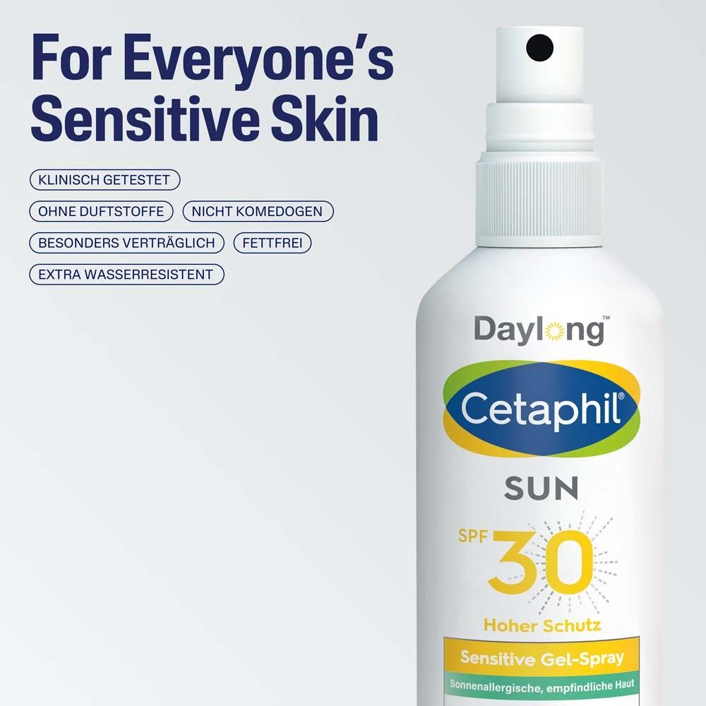 Weiße Flasche mit Sprühkopf. Cetaphil Sun SPF 30, Sensitive Gel-Spray. Text: Für empfindliche Haut. Ohne Duftstoffe, nicht komedogen.