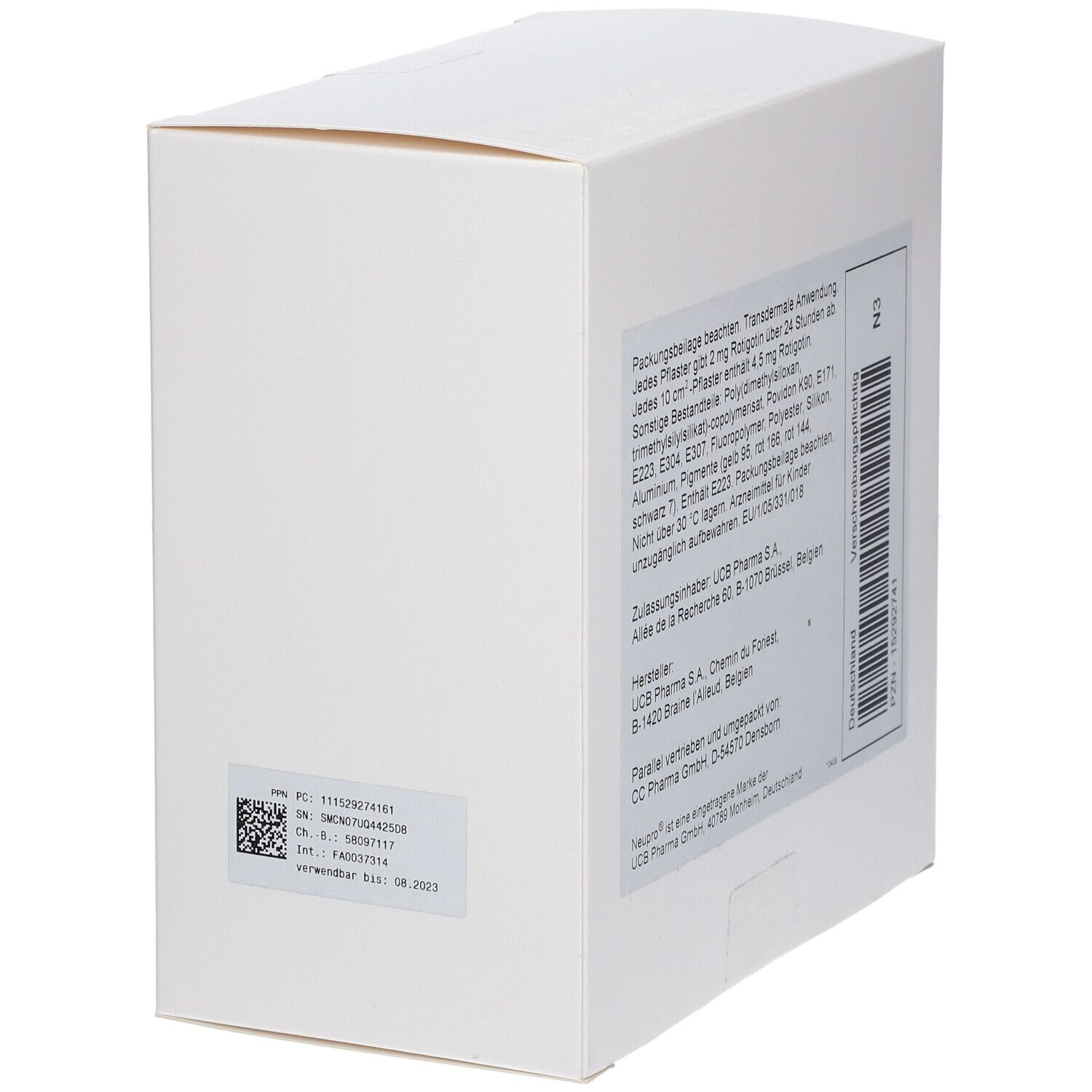 Weiße Kartonverpackung, Rückseite mit Text und Barcode. Enthält Informationen zum Produkt und Hersteller.