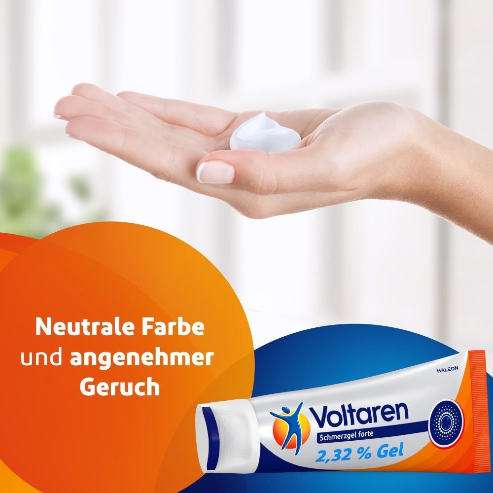 Hand mit Voltaren Schmerzgel forte 2,32% Gel und neutraler Farbe.