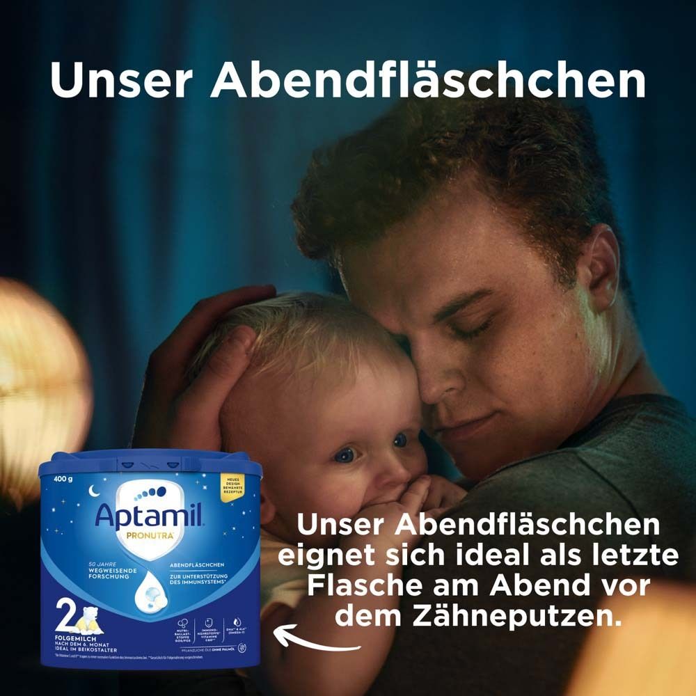 Ein Mann hält ein Baby. Dose Aptamil Abendfläschchen 2. Text: Unser Abendfläschchen eignet sich ideal als letzte Flasche am Abend.
