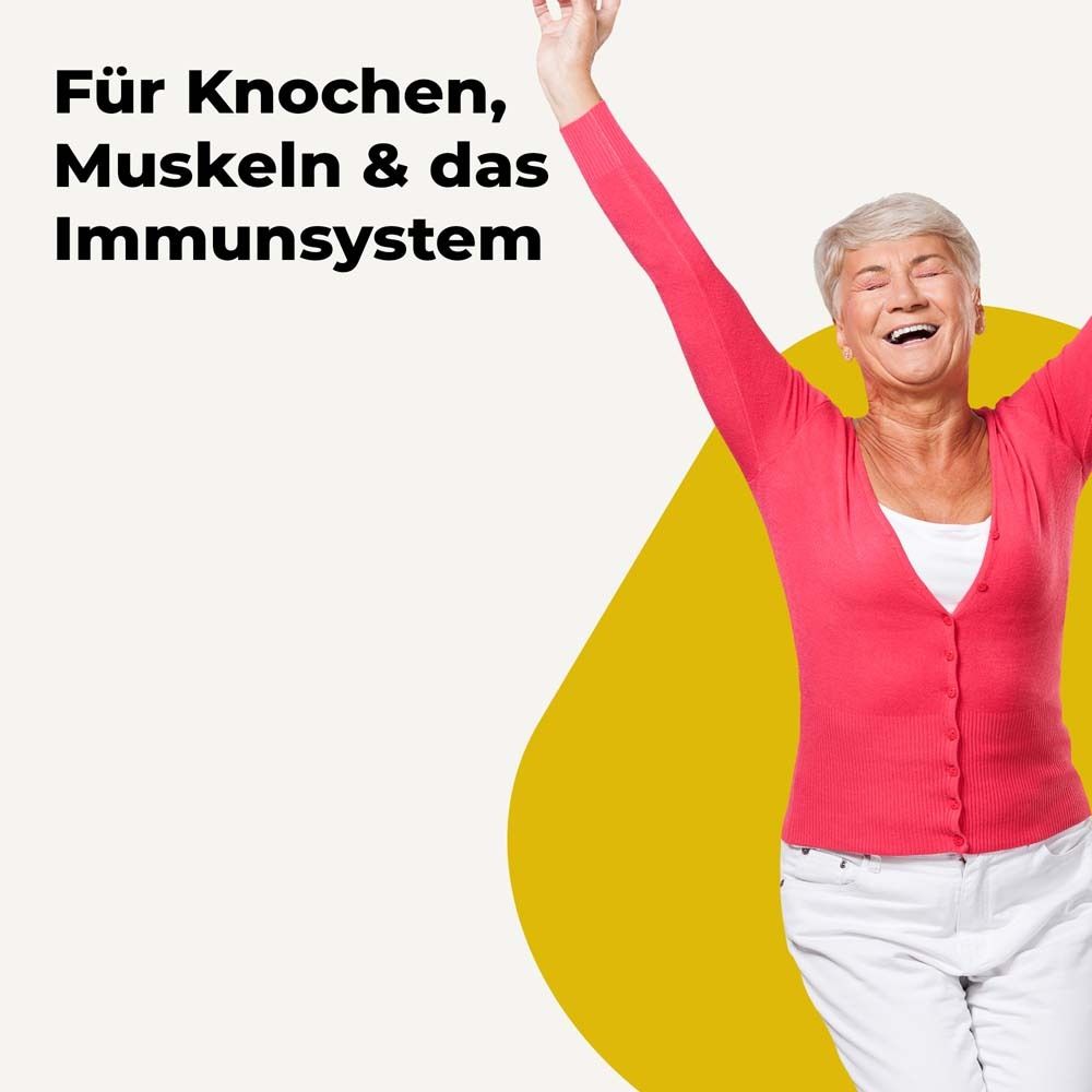 Ältere Frau mit erhobenen Armen. Hintergrund gelb. Text: Für Knochen, Muskeln & das Immunsystem.