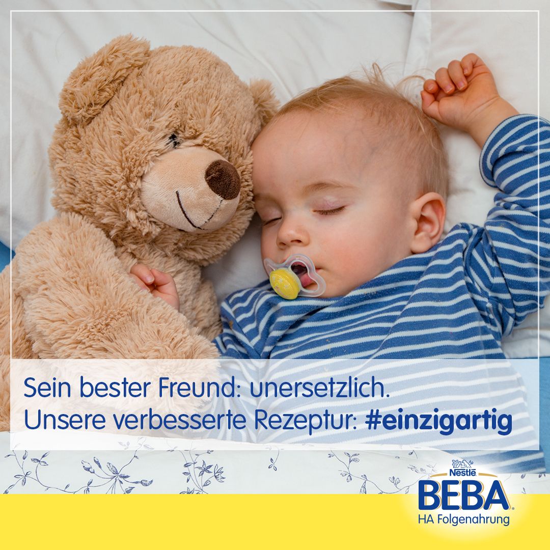Baby schläft mit Teddybär. Text: Sein bester Freund: unersetzlich. Unsere verbesserte Rezeptur: #einzigartig. Nestlé BEBA HA Folgenahrung.