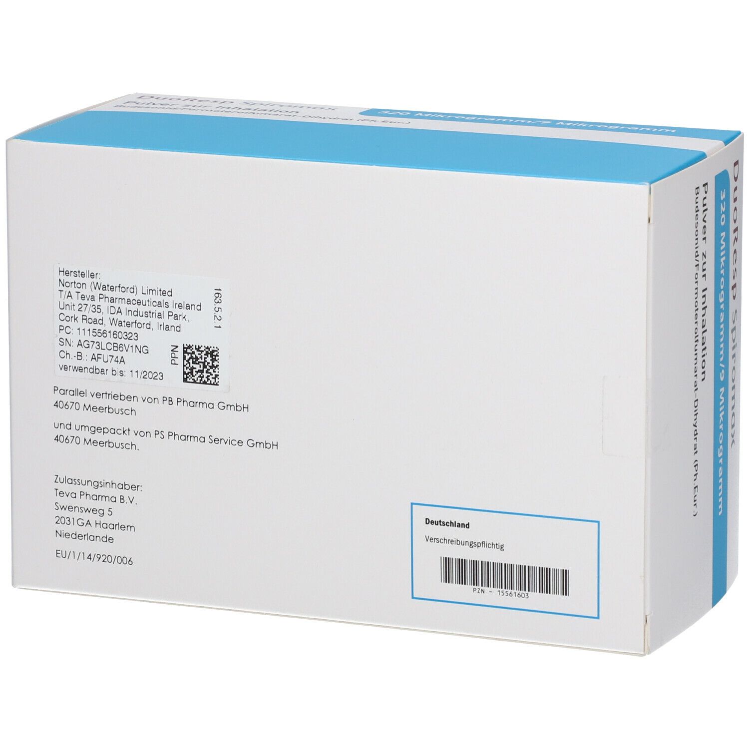 Rückseite des weißen Kartons mit blauer Leiste. Aufdrucke: Hersteller, Chargennummer, Barcode, Beschreibung.