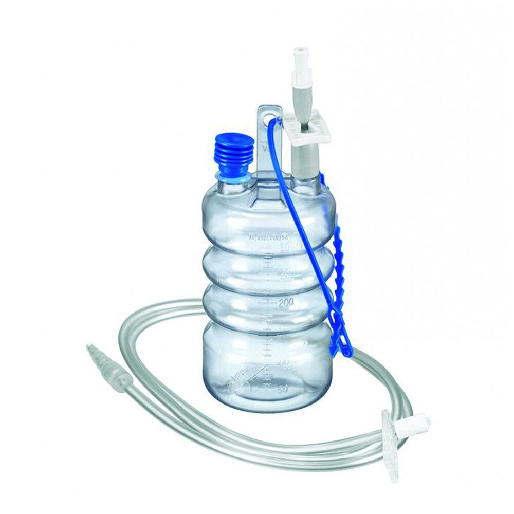 Wunddrainage-System. Transparenter Behälter mit blauem Verschluss und Schlauch. Luer-Lock-Anschluss. Volumenmarkierungen.