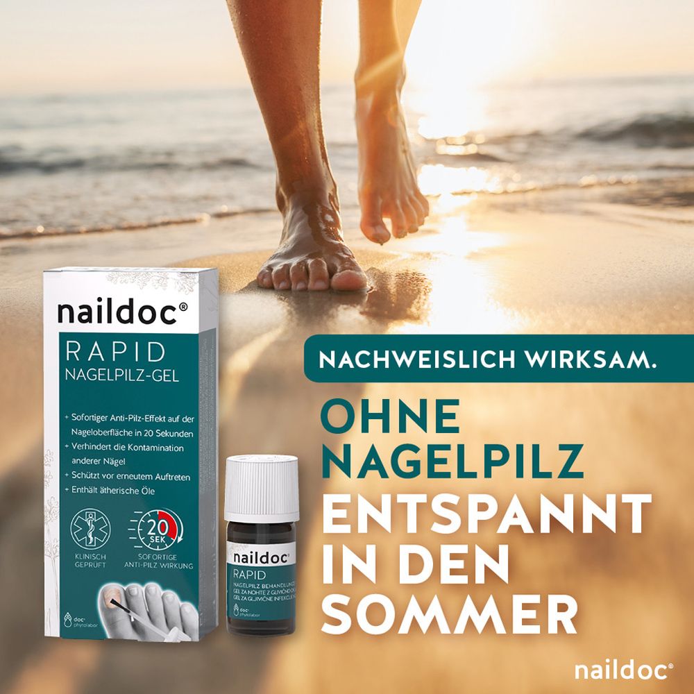 Produktverpackung und Flasche am Strand. naildoc RAPID Nagelpilz-Gel. Ohne Nagelpilz entspannt im Sommer.