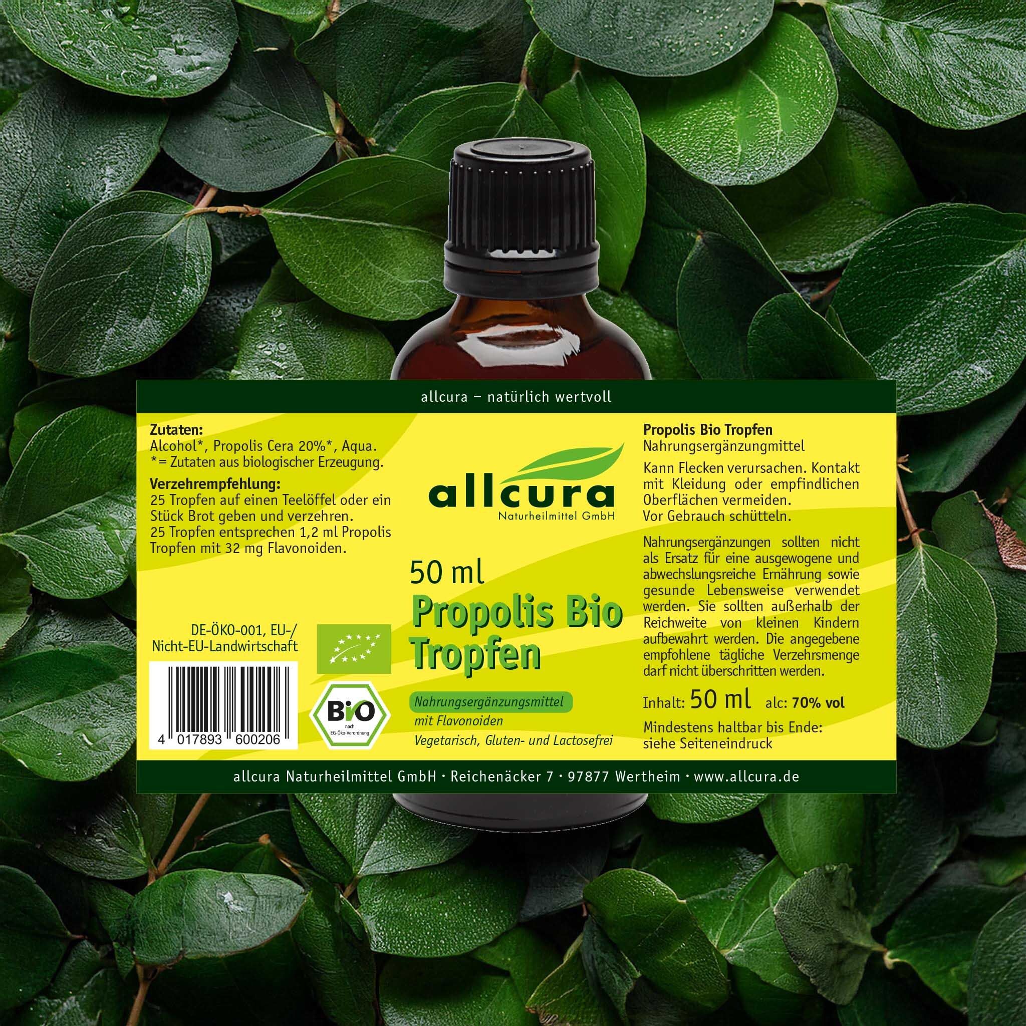 Braune Glasflasche mit schwarzem Deckel. Auf Blättern. Etikett mit Produktinformationen. allcura Propolis Bio Tropfen.