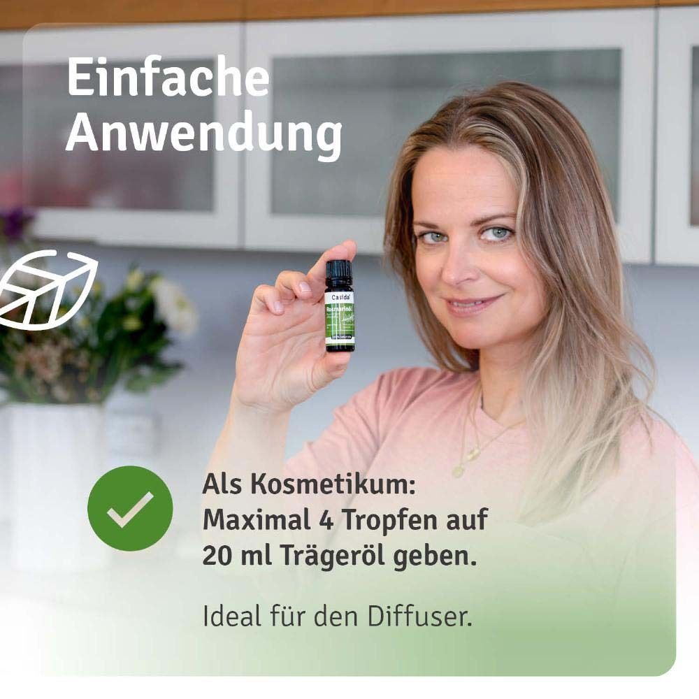 Frau hält eine kleine Flasche Rosmarinöl. Text: Als Kosmetikum: 4 Tropfen auf 20 ml Trägeröl.