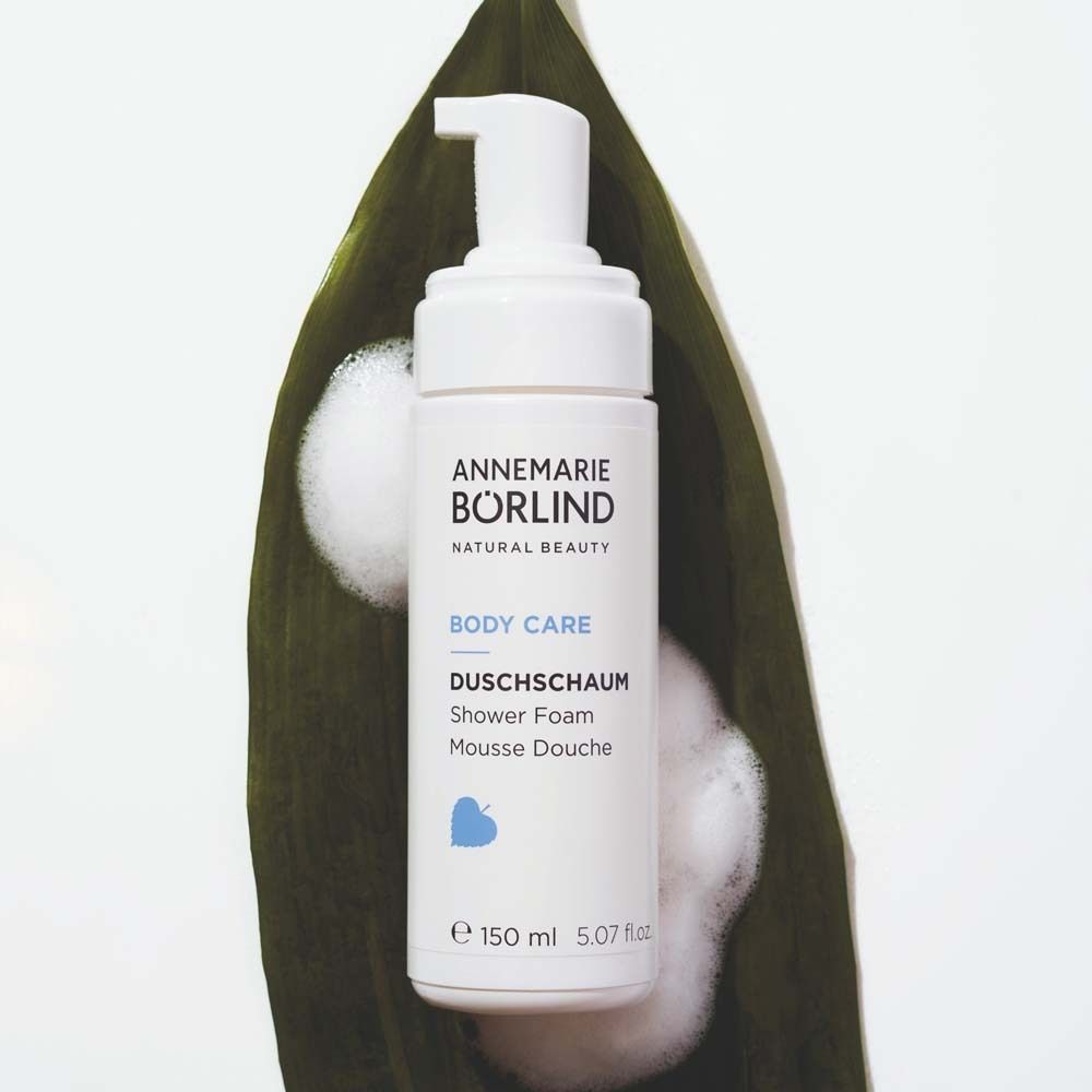 Weiße Flasche mit Pumpverschluss auf Blatt. Aufschrift: ANNEMARIE BÖRLIND, BODY CARE, DUSCHSCHAUM, 150 ml.