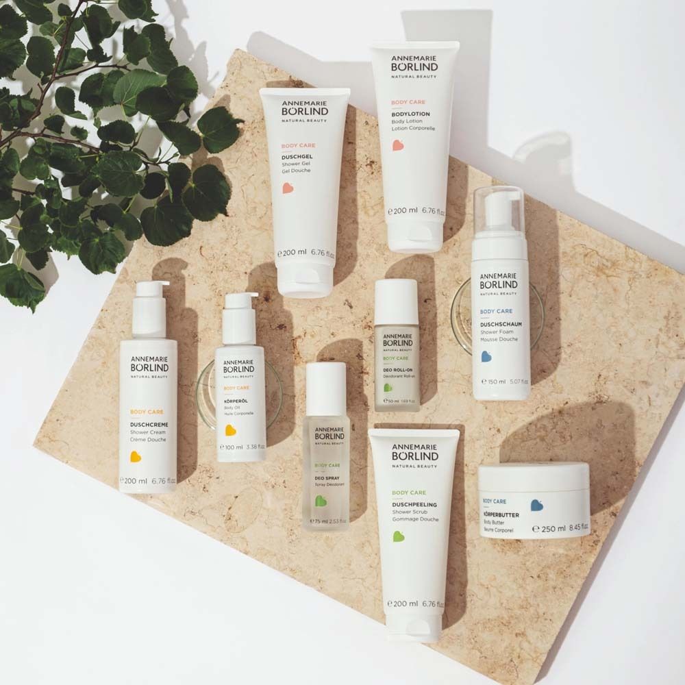 Verschiedene Körperpflegeprodukte. Aufschrift: ANNEMARIE BÖRLIND, BODY CARE. Produkte in verschiedenen Formen und Größen.