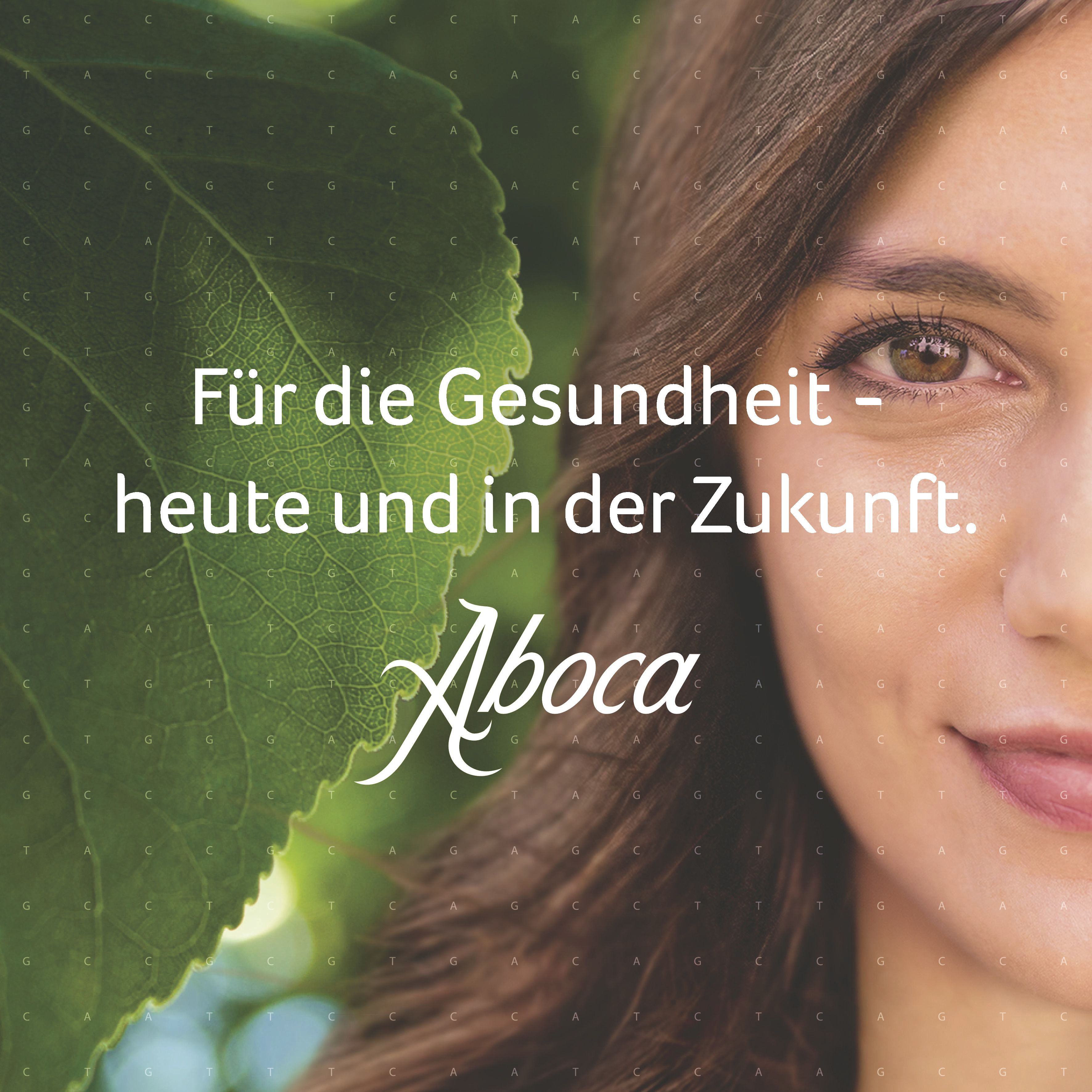 Nahaufnahme eines Gesichts einer lächelnden Frau neben einem grünen Blatt. Aboca Logo.
