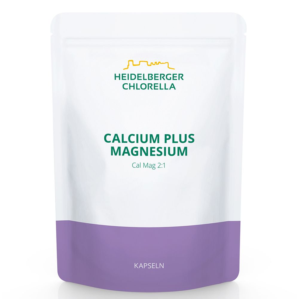 Beutel mit Heidelberger Chlorella® Calcium Plus Magnesium Kapseln. Weiß-lila Verpackung mit Produktnamen und Logo.