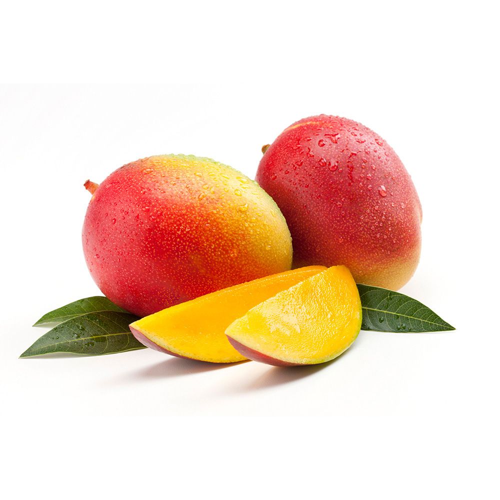 Zwei Mangos, angeschnitten. Rote und gelbe Farbe. Grüne Blätter. Auf weißem Hintergrund.