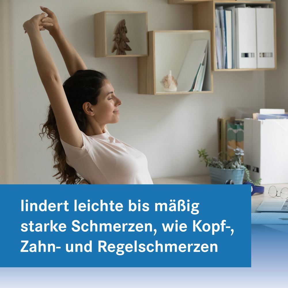 Frau streckt Arme. Blauer Balken mit Text: lindert leichte bis mäßig starke Schmerzen, wie Kopf-, Zahn- und Regelschmerzen.