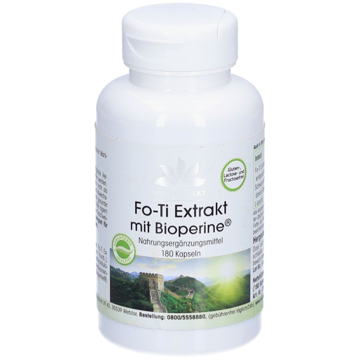 Weiße Flasche mit Fo-Ti Extrakt mit Bioperine® Kapseln. Aufschrift: Nahrungsergänzungsmittel, 180 Kapseln. Landschaftsbild.