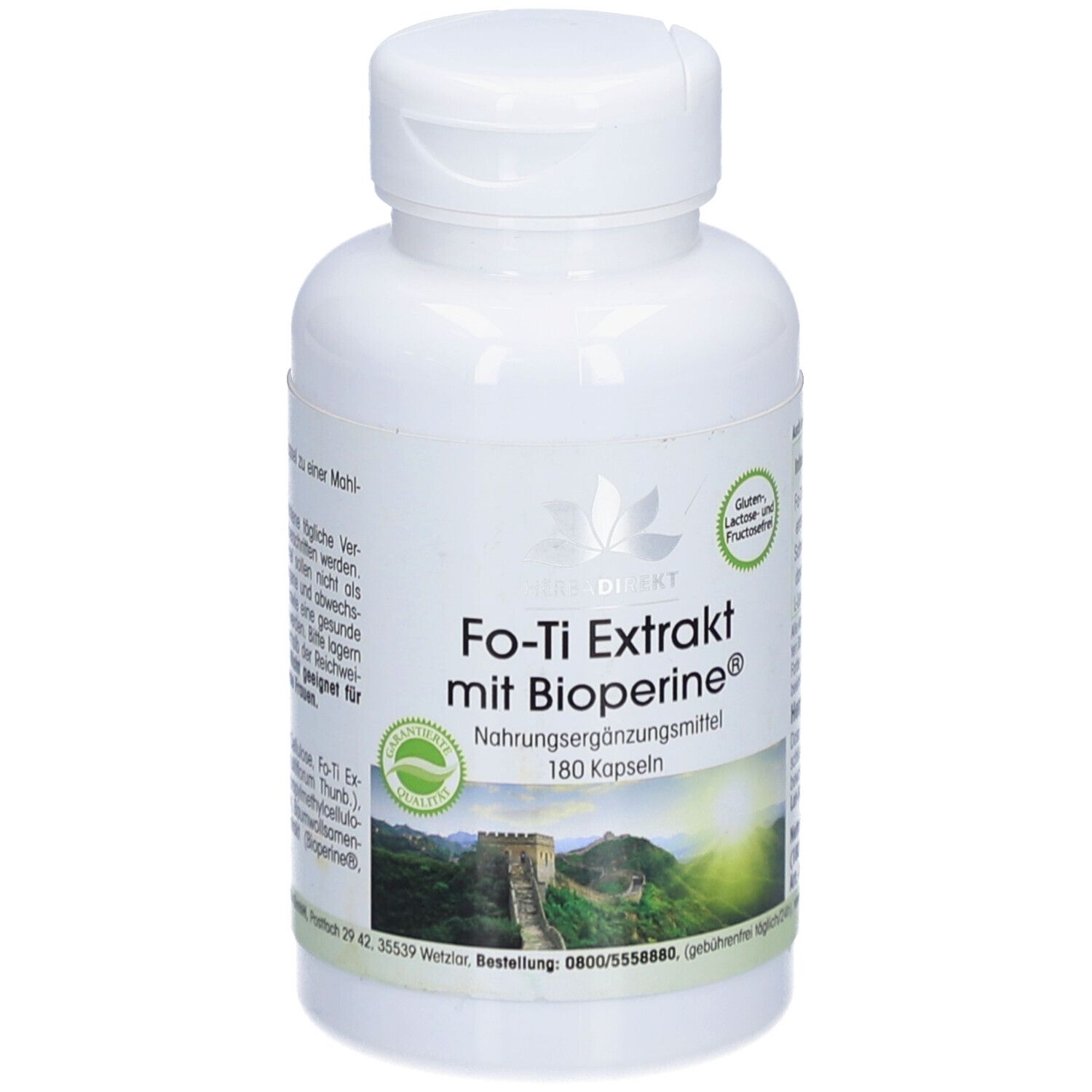 Weiße Flasche mit Fo-Ti Extrakt mit Bioperine® Kapseln. Aufschrift: Nahrungsergänzungsmittel, 180 Kapseln. Landschaftsbild.