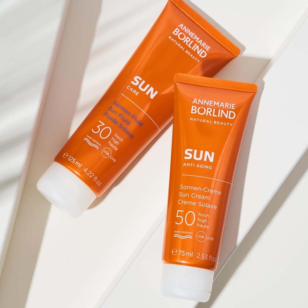 Zwei Tuben Sonnencreme. Text: ANNEMARIE BÖRLIND SUN Care, LSF 30 und LSF 50. Weißer Hintergrund.