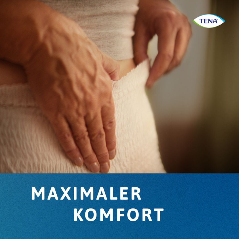 Nahaufnahme einer Person, die eine TENA Pants anhebt. Text: Maximaler Komfort. Im Hintergrund ist ein Logo von TENA zu sehen.