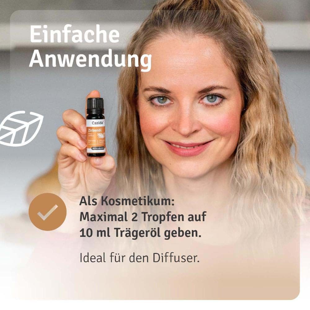 Frau hält Produktflasche. Text: Einfache Anwendung. Anwendungshinweise für Kosmetik. Ideal für den Diffuser.