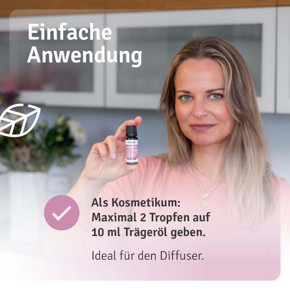 Frau hält Flasche Patchouli Öl. Anwendungshinweis: maximal 2 Tropfen auf 10 ml Trägeröl. Ideal für den Diffuser.